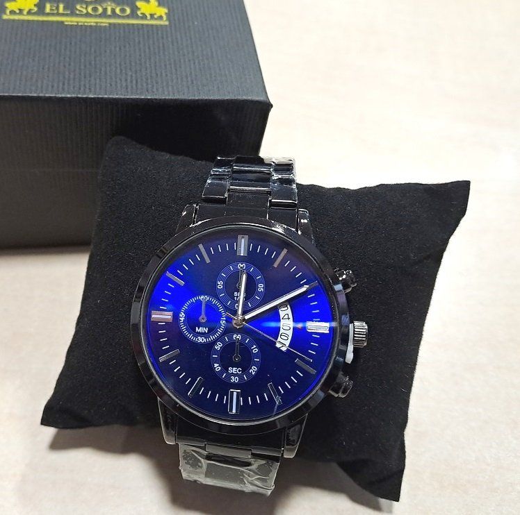 Reloj de pulsera MN en color azul eléctrico azulón en la esfera y correa metálica negra brillante EL SOTO