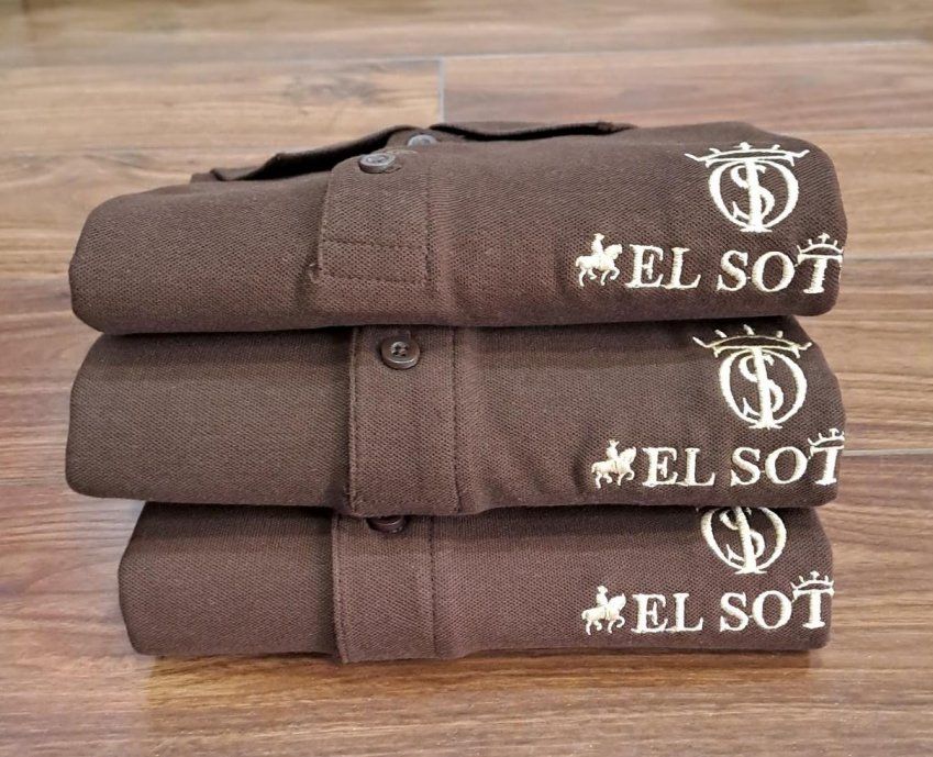 Polo Big Soto Marrón chocolate de hombre con bordado en beige camel con el Hierro y los Caballos EL SOTO de manga corta 100% Algodón Piqué