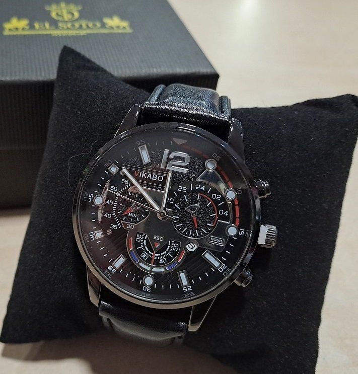 Reloj de pulsera BR en color negro con detalles en rojo y blanco, correa de ppiel negra analógico EL SOTO, viene presentado en caja negra con almohada, EL SOTO, pila incluida.