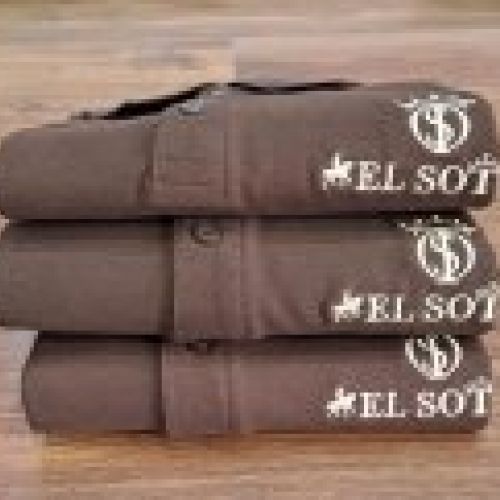 Polo Big Soto Marrón chocolate de hombre con bordado en beige camel con el Hierro y los Caballos EL SOTO de manga corta 100% Algodón Piqué